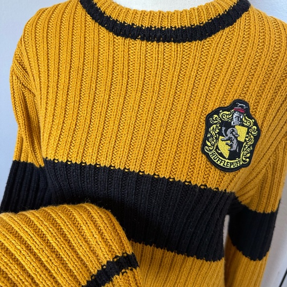 Wizarding Word Harry Potter Hufflepuff Quidditch Sweater - Picture 1 of 6